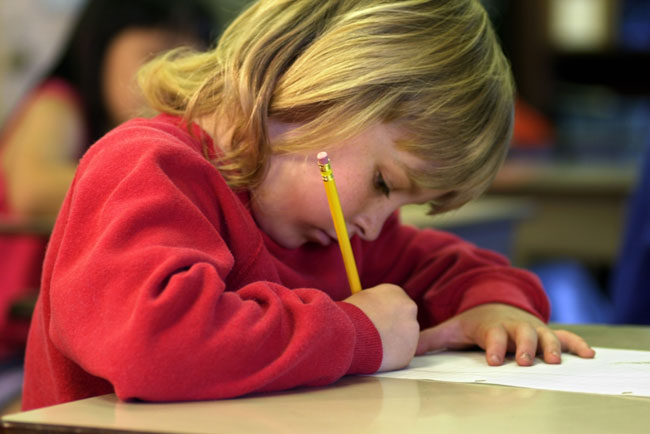 aide écriture enfant en classe primaire