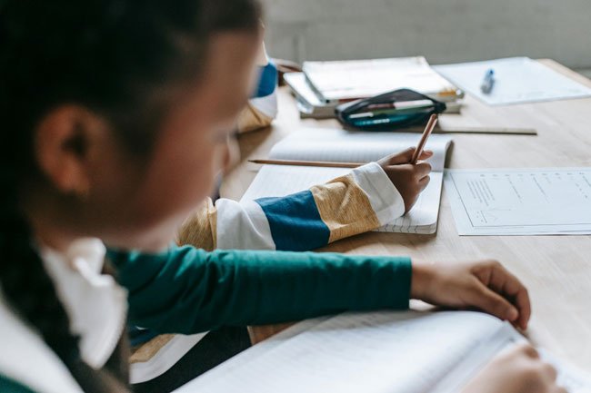 la prise en cahrge pour rééduquer l'écriture des enfants